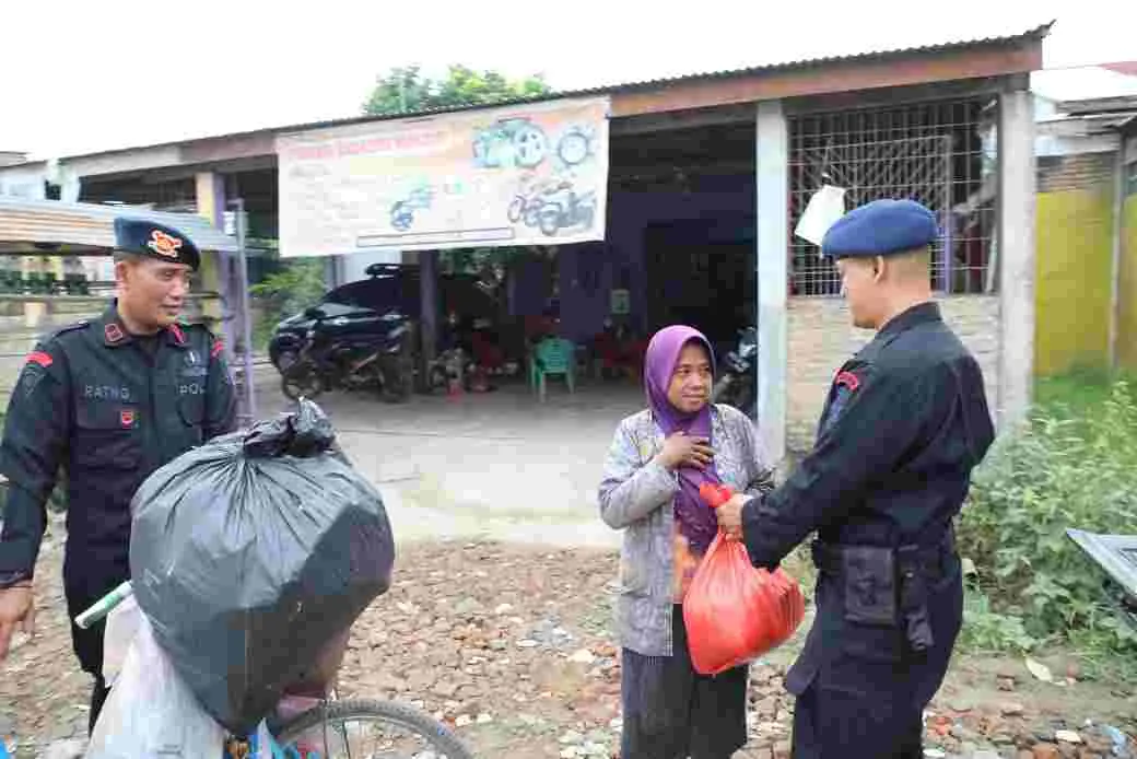 Satuan Brimob Polda Sumut Laksanakan Bakti Sosial Jumat Berkah, Sasar Warga Kurang Mampu di Sejumlah Wilayah Medan dan Sekitarnya Satuan Brimob Polda Sumut Laksanakan Bakti Sosial Jumat Berkah, Sasar Warga Kurang Mampu di Sejumlah Wilayah Medan dan Sekitarnya