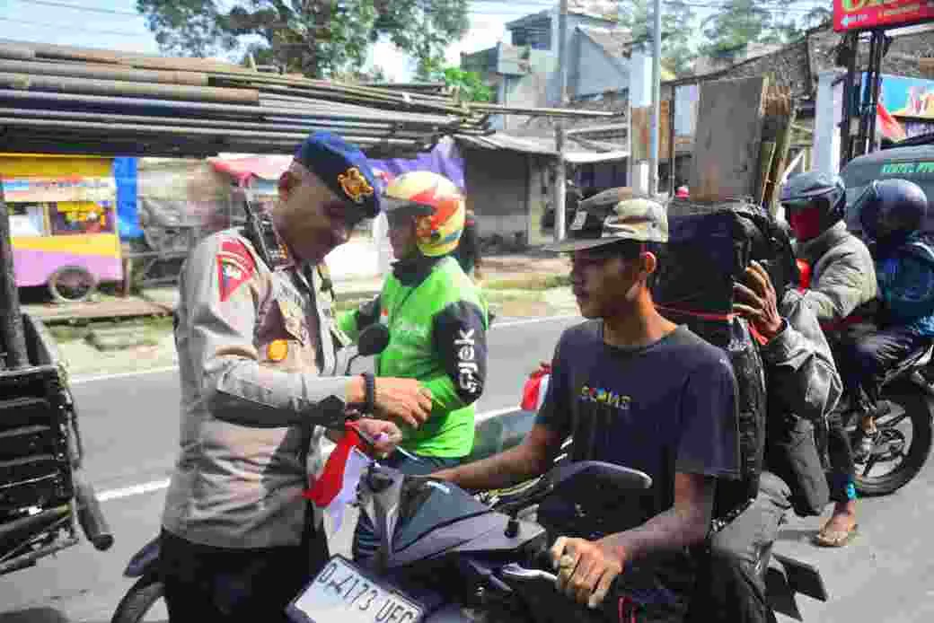 BRIMOB BATALYON B PELOPOR BAGIKAN 250 BENDERA MERAH PUTIH KEPADA PENGGUNA JALAN DI LEMBANG