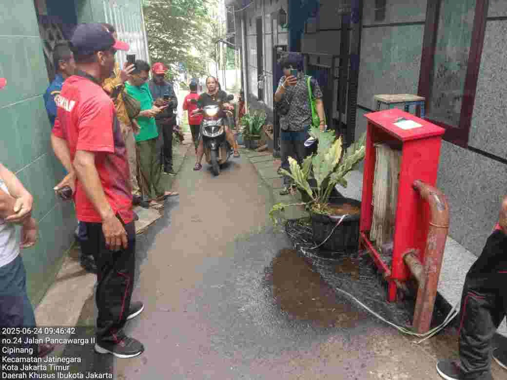 Bhabinkamtibmas Cipinang Besar Selatan Monitoring Uji Kelayakan Hydran Kering di Sepuluh Titik RW 02