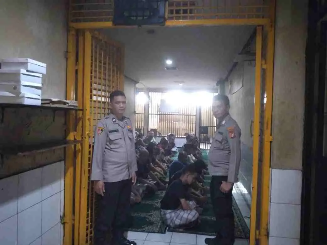 Polri Hadir Membina Iman: Rutan Polres Metro Jakarta Timur Gelar Sholat Jum’at Bersama Warga Binaan Polri Hadir Membina Iman: Rutan Polres Metro Jakarta Timur Gelar Sholat Jum’at Bersama Warga Binaan