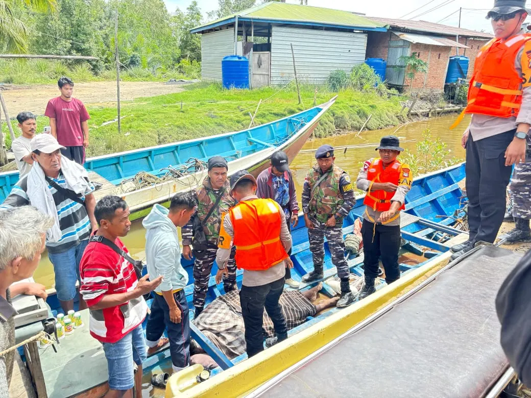 Tim SAR Kompi 2 Batalyon B Pelopor Evakuasi Seorang Nelayan Yang Hilang Di Perairan Batulamampu, Kecamatan Sebatik, Kabupaten Nunukan Tim SAR Kompi 2 Batalyon B Pelopor Evakuasi Seorang Nelayan Yang Hilang Di Perairan Batulamampu, Kecamatan Sebatik, Kabupaten Nunukan
