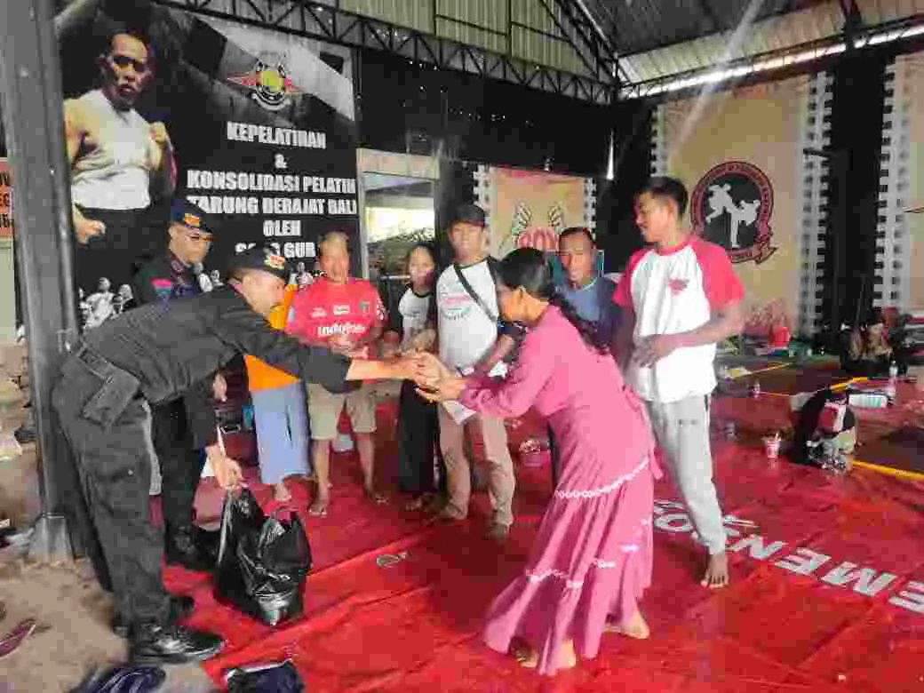 PERSONEL BATALYON A PELOPOR MEMBAGIKAN NASI BUNGKUS KEPADA WARGA PENGUNGSI BANJIR BANDANG