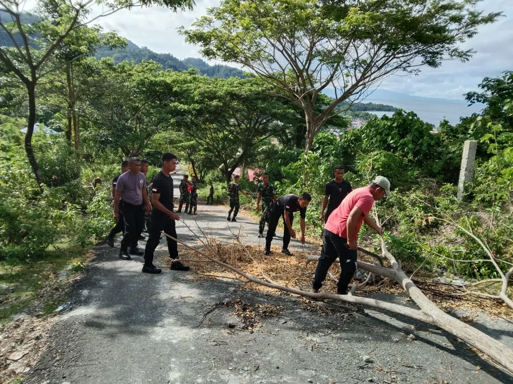 Pembersihan & Pembukaan Blokade Jalan Pasca Konfik Sosial di Negeri Liang, Kecamatan Salahutu, Kab. Maluku Tengah Pembersihan & Pembukaan Blokade Jalan Pasca Konfik Sosial di Negeri Liang, Kecamatan Salahutu, Kab. Maluku Tengah