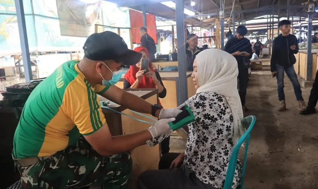 Prajurit Yonzipur 9 Kostrad Gelar Karya Bakti di Pasar Gede Bage Prajurit Yonzipur 9 Kostrad Gelar Karya Bakti di Pasar Gede Bage