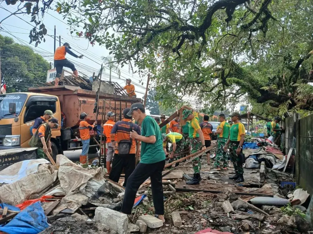 Kostrad Gelar Karya Bakti di Cibinong Kostrad Gelar Karya Bakti di Cibinong