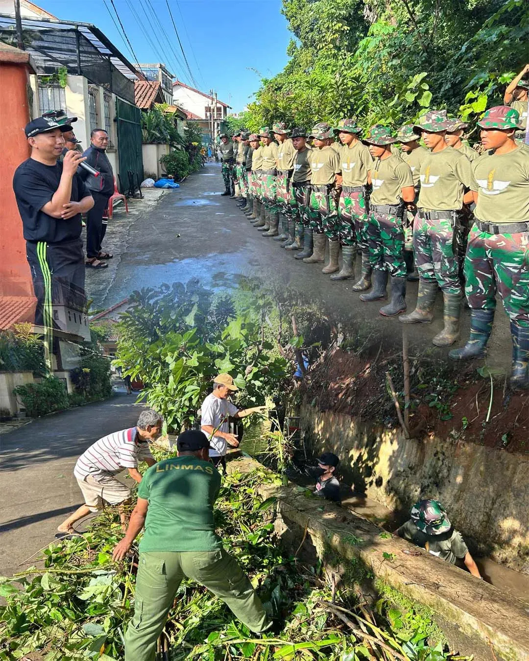 Brigif 17 Kostrad Melaksanakan Karya Bakti Pembersihan Aliran Sungai Gredek Brigif 17 Kostrad Melaksanakan Karya Bakti Pembersihan Aliran Sungai Gredek