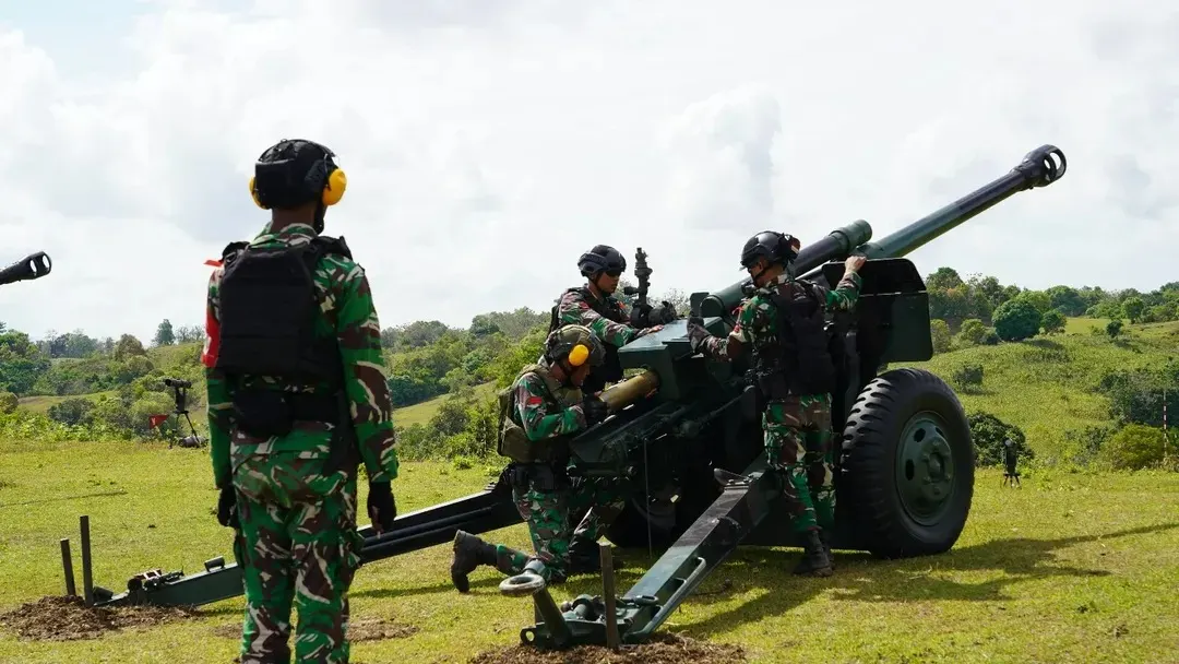 Pangdivif 3 Kostrad Tinjau Latihan Yonarmed 6 Kostrad, Ikut Tembak Meriam 105 mm dan Lanjutkan Bakti Sosial