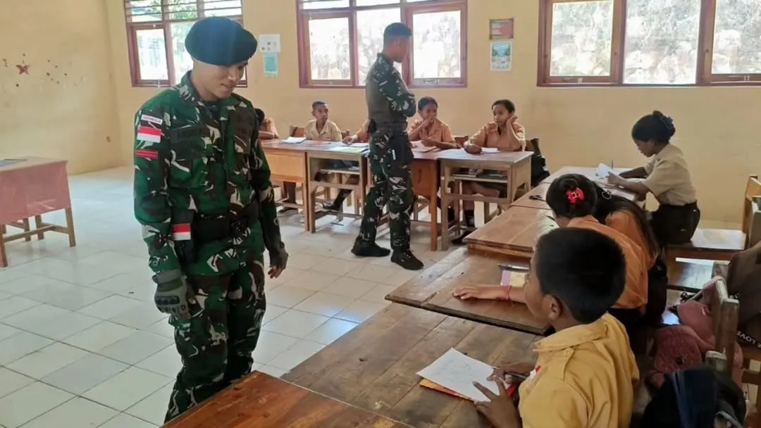 Satgas Yonarmed 12 Kostrad Didik Siswa SMP Negeri Laktutus di Perbatasan Satgas Yonarmed 12 Kostrad Didik Siswa SMP Negeri Laktutus di Perbatasan