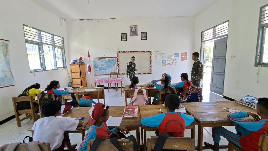 Satgas Pamtas Yonarhanud 2 Kostrad Tingkatkan Ilmu Bahasa Inggris Anak – Anak Perbatasan Satgas Pamtas Yonarhanud 2 Kostrad Tingkatkan Ilmu Bahasa Inggris Anak – Anak Perbatasan