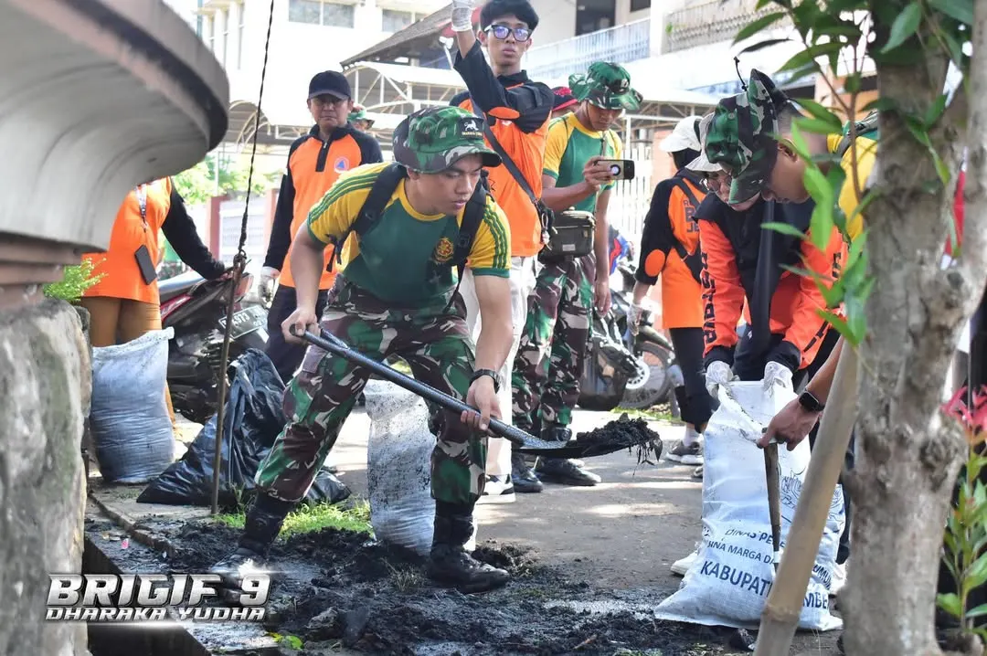 Prajurit Brigif 9 Kostrad Melaksanakan Karya Bakti Gabungan dalam rangka Mitigasi dan Normalisasi Saluran Air Serta Pencegahan Banjir Prajurit Brigif 9 Kostrad Melaksanakan Karya Bakti Gabungan dalam rangka Mitigasi dan Normalisasi Saluran Air Serta Pencegahan Banjir