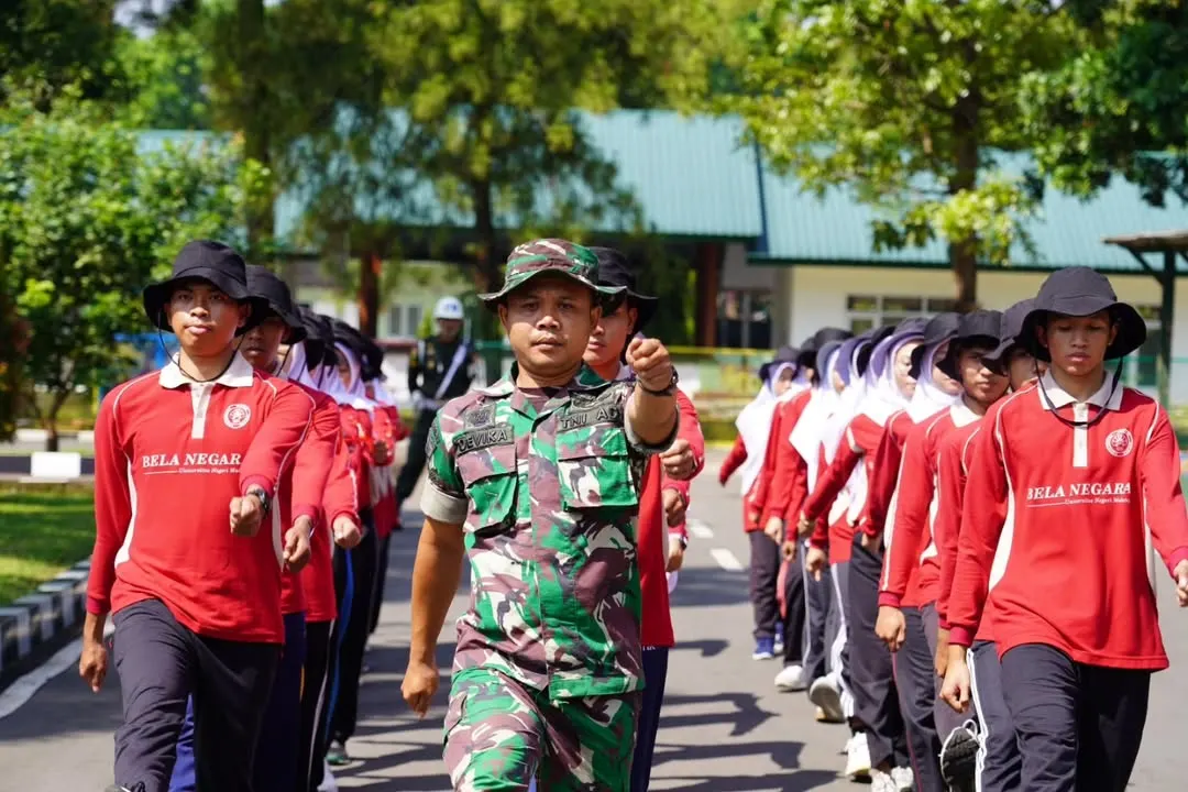 Prajurit Kostrad Latih Mahasiswa UM Latihan Defile Ala Militer