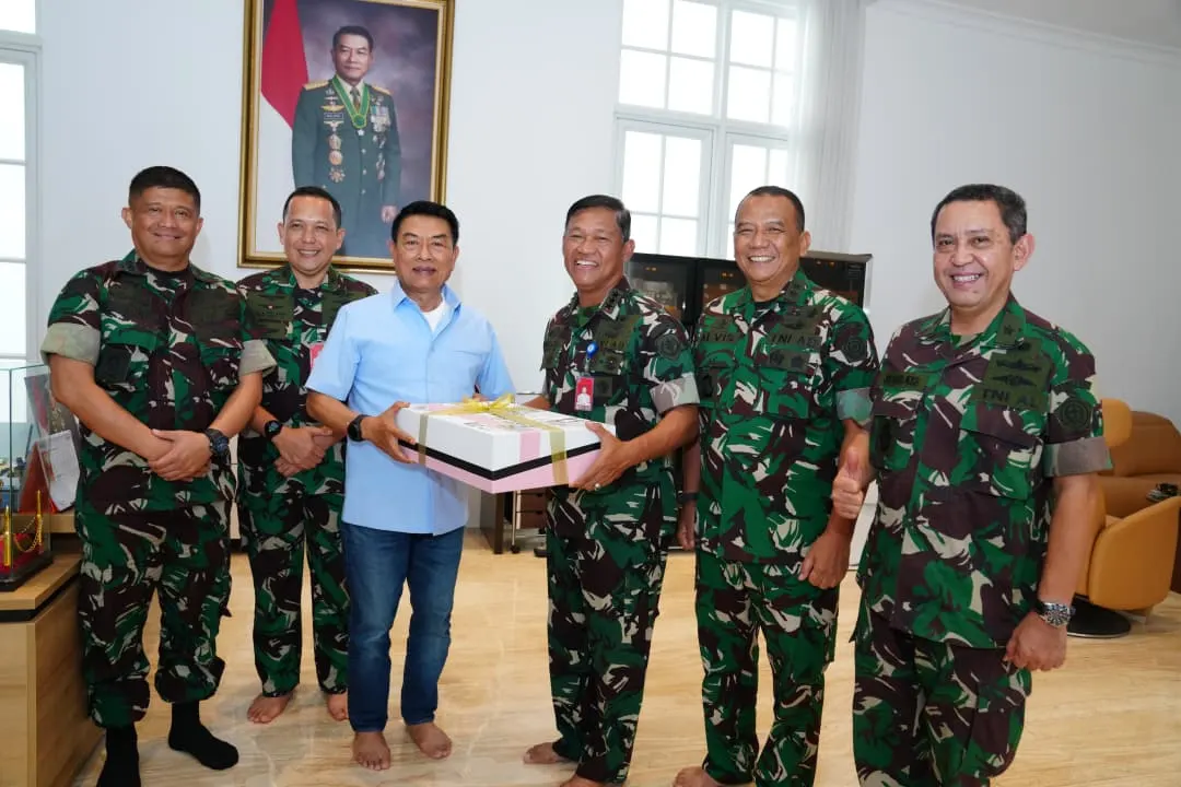 Mabes TNI Pererat Silaturahmi dengan Sesepuh Jenderal TNI (Purn) Dr. Moeldoko Mabes TNI Pererat Silaturahmi dengan Sesepuh Jenderal TNI (Purn) Dr. Moeldoko