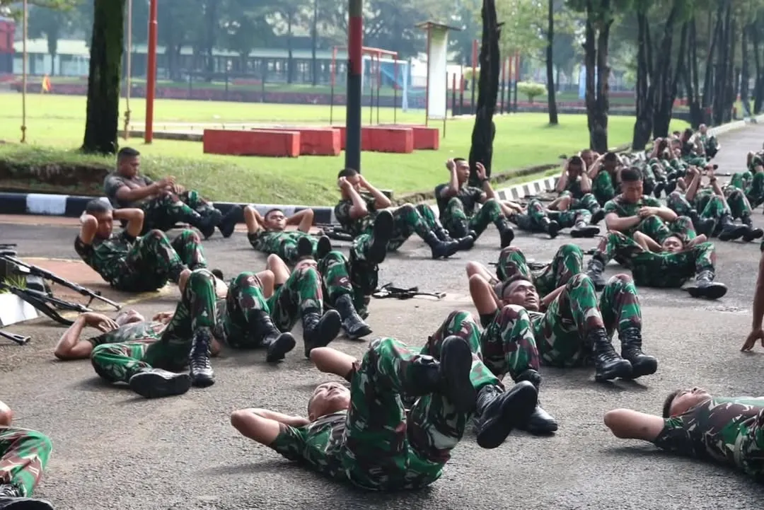 Prajurit Yonarmed 9 Kostrad Laksanakan Lari Bersenjata 5K untuk Tingkatkan Fisik dan Disiplin Prajurit Yonarmed 9 Kostrad Laksanakan Lari Bersenjata 5K untuk Tingkatkan Fisik dan Disiplin