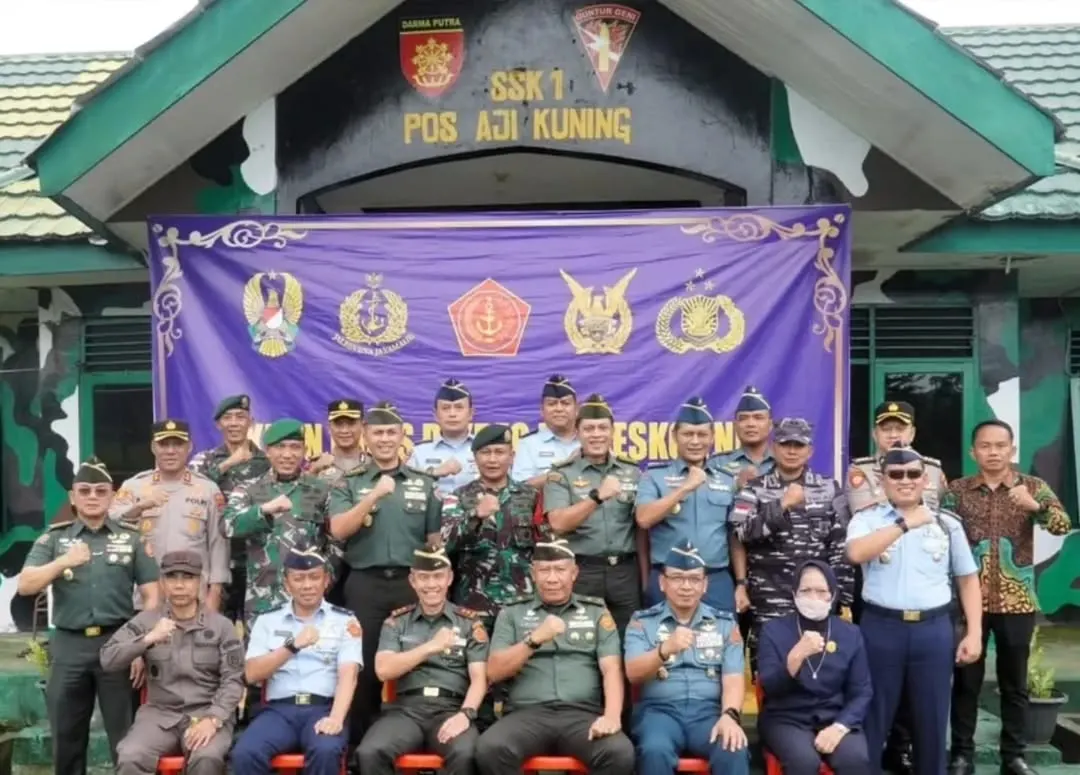 Wadan Sesko TNI dan Pasis Tinjau Pos Aji Kuning Satgas Yonarmed 11 Kostrad