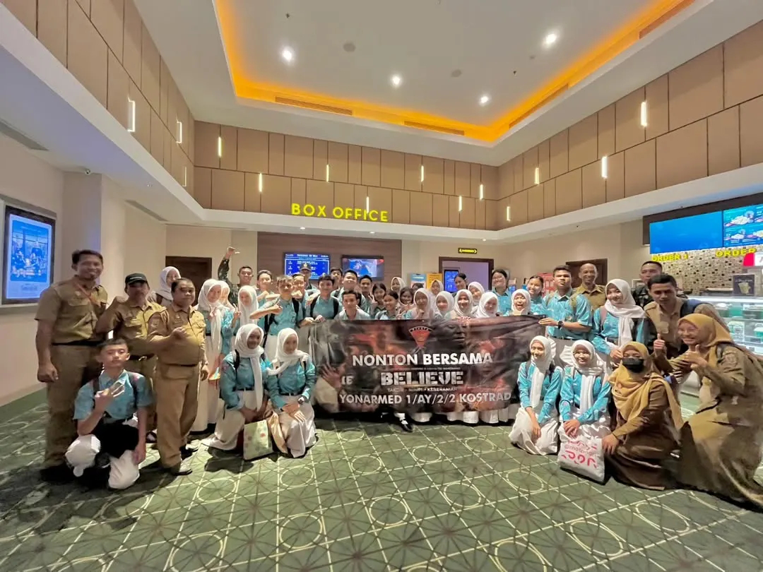 Yonarmed 1 Kostrad Ajak Siswa-Siswi SMP Nobar Film Believe, Tanamkan Semangat Juang Sejak Dini Yonarmed 1 Kostrad Ajak Siswa-Siswi SMP Nobar Film Believe, Tanamkan Semangat Juang Sejak Dini