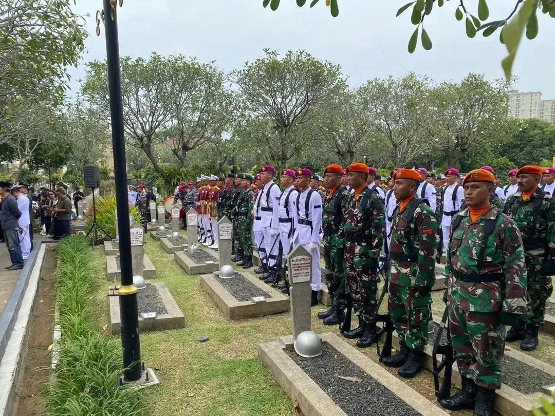 Dandenpom Divif 1 Kostrad Pimpin Upacara Pemakaman Ibu Wapres ke-4 di TMP Kalibata Dandenpom Divif 1 Kostrad Pimpin Upacara Pemakaman Ibu Wapres ke-4 di TMP Kalibata