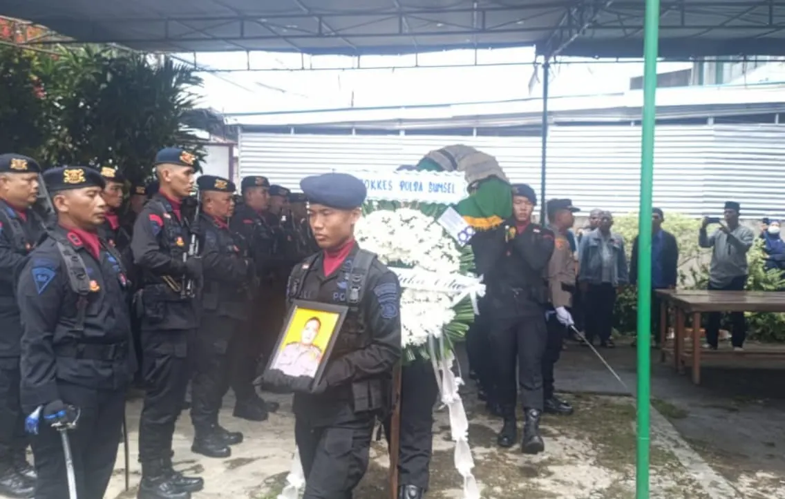 1 SST Personel Batalyon A Pelopor Bantu Pelaksanaan Upacara Pemakaman Almarhum Aiptu Kgs. Ahmad Irfan 1 SST Personel Batalyon A Pelopor Bantu Pelaksanaan Upacara Pemakaman Almarhum Aiptu Kgs. Ahmad Irfan