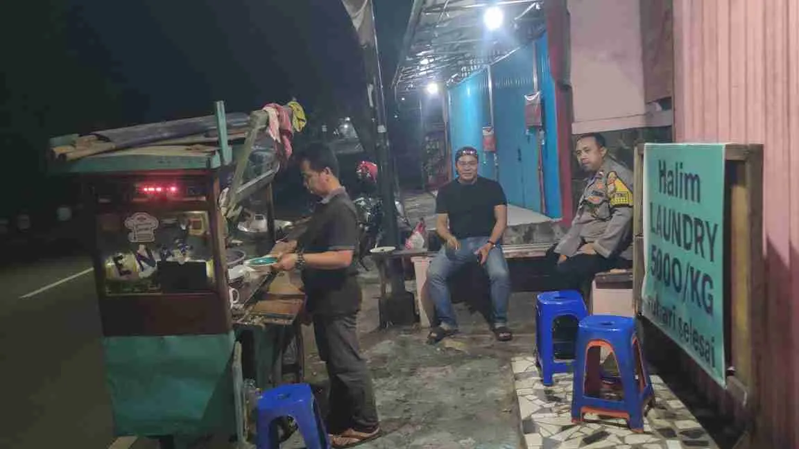 Menjaga Malam, Menjaga Harapan: Bhabinkamtibmas Polsek Makasar Sambangi Warga Demi wilayah yang Aman Menjaga Malam, Menjaga Harapan: Bhabinkamtibmas Polsek Makasar Sambangi Warga Demi wilayah yang Aman
