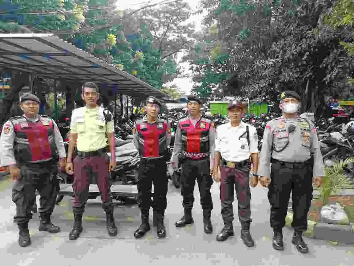 Polsek Makasar Laksanakan Strong Point di Sekitar Masjid At-Tien, Antisipasi Tawuran dan Gangguan Kamtibmas Polsek Makasar Laksanakan Strong Point di Sekitar Masjid At-Tien, Antisipasi Tawuran dan Gangguan Kamtibmas
