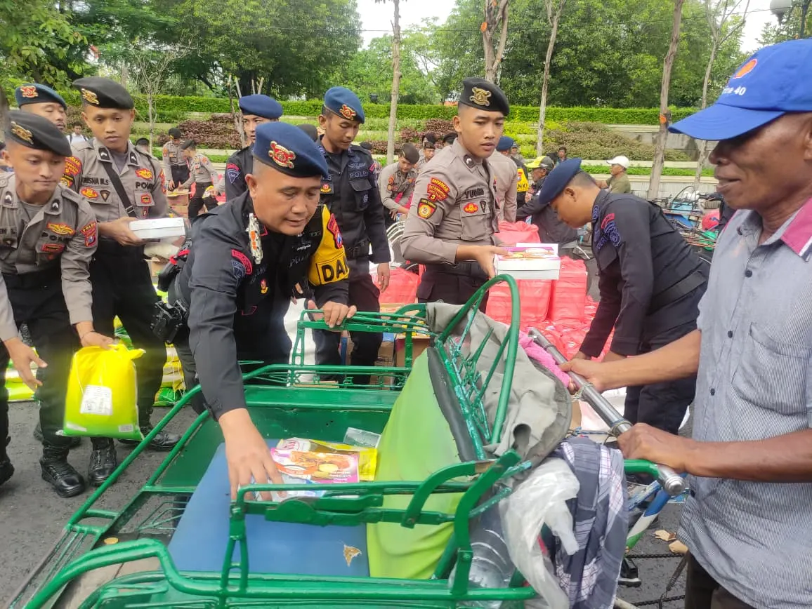 1 SST Kompi 2 Batalyon A Pelopor dpp Danki AKP Hartono,S.E. melaksanakan kegiatan Bakti Sosial di lokasi bersejarah Tugu Pahlawan, Surabaya