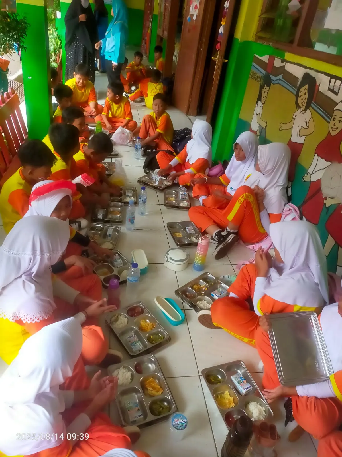 Polsek Kramatjati Monitoring Pembagian Makanan Bergizi Gratis di Sekolah, Sasar Hampir 4.000 Penerima Jakarta – Polsek Kramatjati bersama unsur terkait memonitoring kegiatan pembagian makanan bergizi gratis dari pemerintah yang berlangsung di sejumlah sekolah wilayah Kramatjati, Jakarta Timur, Kamis (14/8/2025). Kegiatan ini menyasar ribuan siswa, balita, serta ibu hamil dan menyusui, dengan menu yang disesuaikan untuk setiap kelompok penerima. Monitoring kegiatan dipimpin Kapolsek Kramatjati AKP P.H. Siahaan, SH, MH, yang bekerja sama dengan Dapur Khusus Dukuh dan Yayasan Lumbung Unnati Utama. Distribusi makanan dilakukan dari dapur di Jl. Dukuh V No. 58, RT 04 RW 05, Kelurahan Dukuh, Kramatjati, Jakarta Timur, di bawah koordinasi Kepala SPPG, Endah Setyawati. Menu yang dibagikan beragam sesuai sasaran. Untuk anak sekolah, disiapkan nasi liwet, omelette telur, tumis buncis jagung, pisang, dan susu UHT plain. Menu untuk ibu hamil/menyusui dilengkapi tempe bacem, sedangkan balita mendapatkan tambahan buah anggur. Sebanyak 3.972 penerima mendapatkan manfaat dari program ini, yang tersebar di 15 satuan pendidikan dan kelompok penerima, mulai dari PAUD, TK, SD, SMP, SMA, madrasah, hingga balita dan ibu hamil/menyusui. “Kami ingin memastikan penyaluran berjalan tepat sasaran dan kualitas makanan tetap terjaga hingga diterima oleh masyarakat,” ujar AKP P.H. Siahaan. Kegiatan pembagian makanan bergizi gratis di Kramatjati berlangsung aman, tertib, dan penuh antusiasme dari para penerima. Polsek Kramatjati berharap program ini dapat terus berjalan secara rutin sebagai upaya meningkatkan gizi masyarakat dan mendukung tumbuh kembang generasi muda di Jakarta Timur.