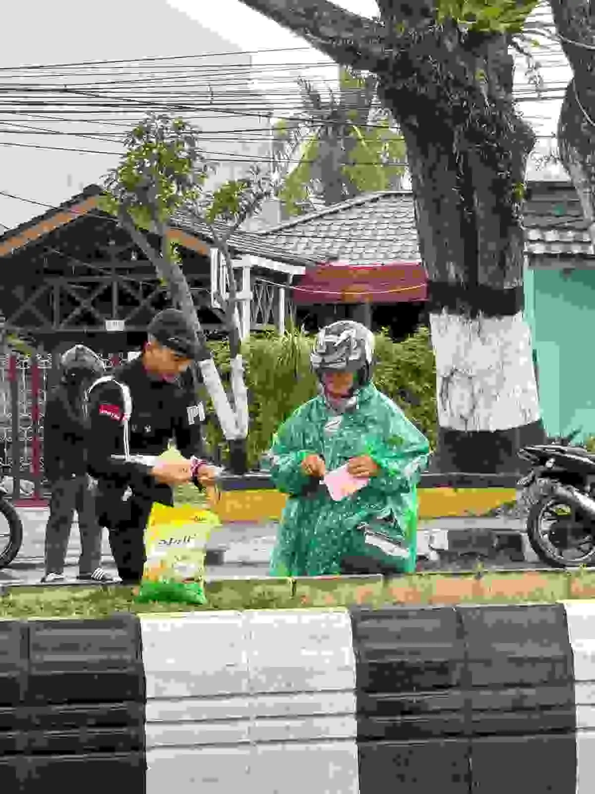 Brimob Kaltim Gelar Gerakan Pangan Murah, 250 Karung Beras SPHP Ludes Diserbu Warga