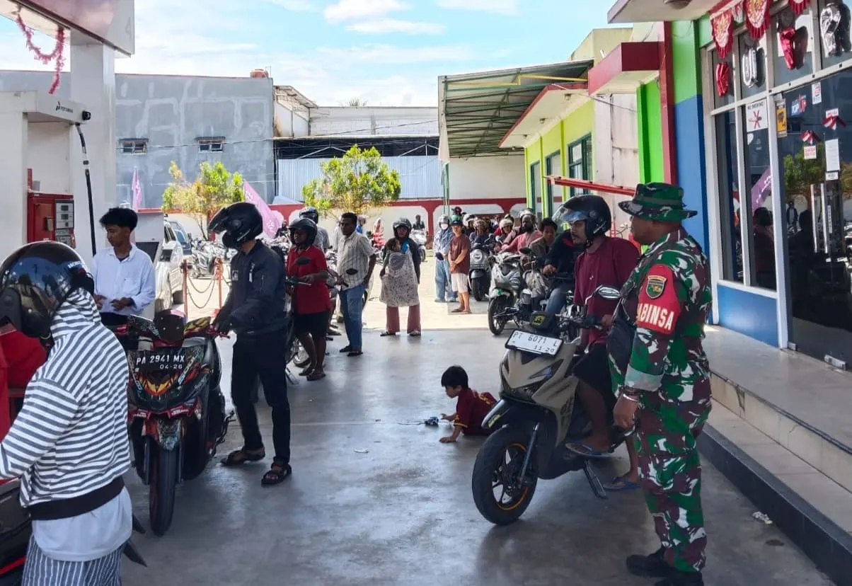 Bantu Kelancaran Operasional Saat Kelangkaan BBM, Babinsa Koramil 1710-02/Timika Bantu Tertibkan Antrian Di SPBU Bantu Kelancaran Operasional Saat Kelangkaan BBM, Babinsa Koramil 1710-02/Timika Bantu Tertibkan Antrian Di SPBU