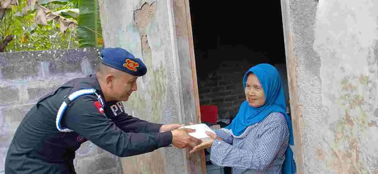 Peduli Masyarakat, Brimob Polda Jabar Bagikan Makanan Gratis