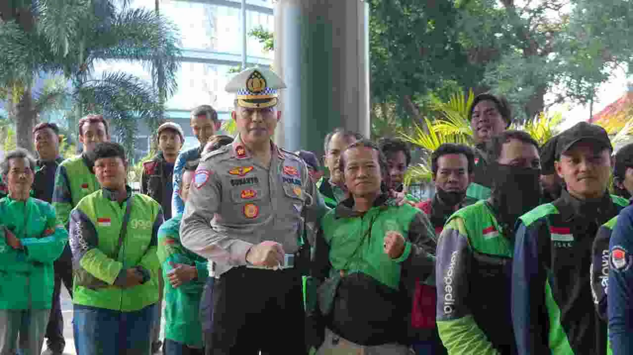 Kapolres Metro Jakarta Timur Gelar Bakti Sosial dan Kesehatan untuk Pengemudi Ojek Online di HUT Bhayangkara ke-79 Kapolres Metro Jakarta Timur Gelar Bakti Sosial dan Kesehatan untuk Pengemudi Ojek Online di HUT Bhayangkara ke-79