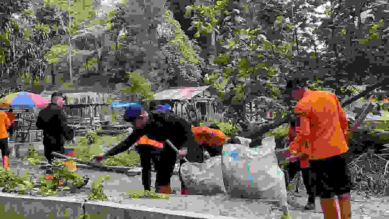 Brimob Polda Sumut Bersama BPBD dan Warga Gelar Aksi “Jumat Bersih” Demi Kelestarian Alam Wisata Simalungun
