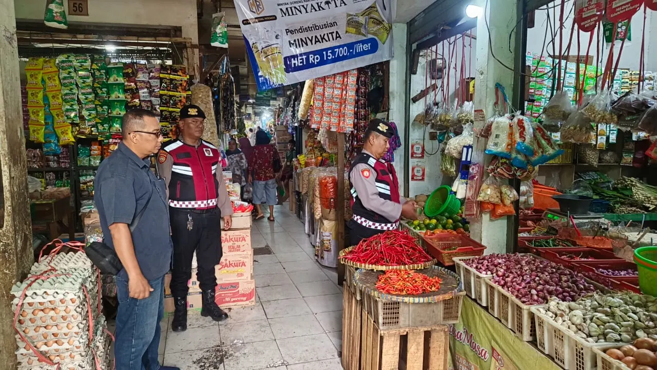Polsek Matraman Pantau Harga dan Ketersediaan Sembako di Pasar Palmeriam Polsek Matraman Pantau Harga dan Ketersediaan Sembako di Pasar Palmeriam