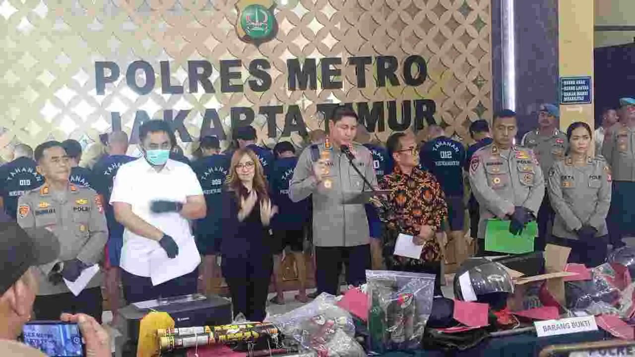 17 Pelaku Pengrusakan dan Penjarahan Mapolres dan Mapolsek Berhasil di Amankan Satreskrim Polres Jakarta Timur 17 Pelaku Pengrusakan dan Penjarahan Mapolres dan Mapolsek Berhasil di Amankan Satreskrim Polres Jakarta Timur
