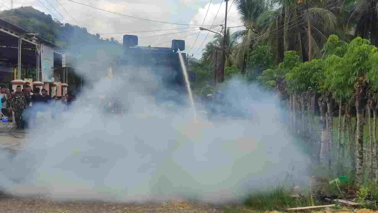 Respon Cepat Personel Satbrimob Polda Gorontalo Laksanakan Pemadaman Kebakaran Warung di Isimu Raya