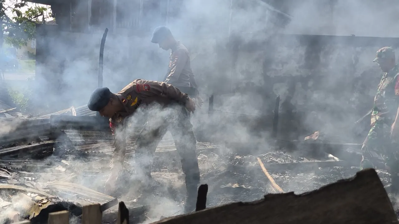 Brimob Gorontalo Sigap Padamkan Kebakaran Rumah di Desa Balahu Brimob Gorontalo Sigap Padamkan Kebakaran Rumah di Desa Balahu
