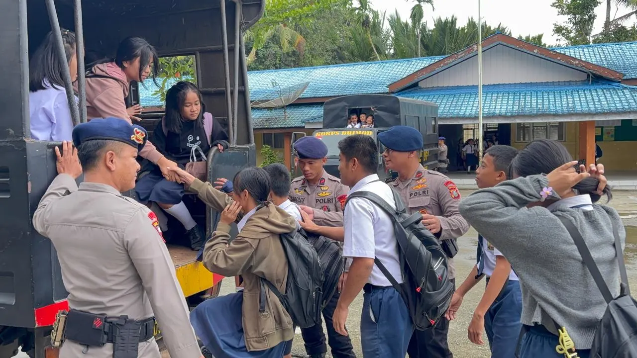 Warga Terkejut! Brimob Tiba-tiba Berhenti di Depan SMP Negri Dharma Caraka Gunung Sitoli Ternyata Ini yang Terjadi Warga Terkejut! Brimob Tiba-tiba Berhenti di Depan SMP Negri Dharma Caraka Gunung Sitoli Ternyata Ini yang Terjadi