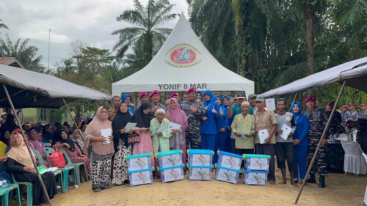 PANGKORMAR TERJUN LANGSUNG TINJAU LOKASI BANJIR, MEMBERI BANTUAN DAN TEMUI PRAJURITNYA PANGKORMAR TERJUN LANGSUNG TINJAU LOKASI BANJIR, MEMBERI BANTUAN DAN TEMUI PRAJURITNYA