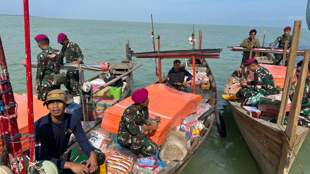 VIA KAPAL NELAYAN, PRAJURIT MARINIR SALURKAN LOGISTIK, TEMBUS DAERAH TERISOLIR DI ACEH TAMIANG VIA KAPAL NELAYAN, PRAJURIT MARINIR SALURKAN LOGISTIK, TEMBUS DAERAH TERISOLIR DI ACEH TAMIANG