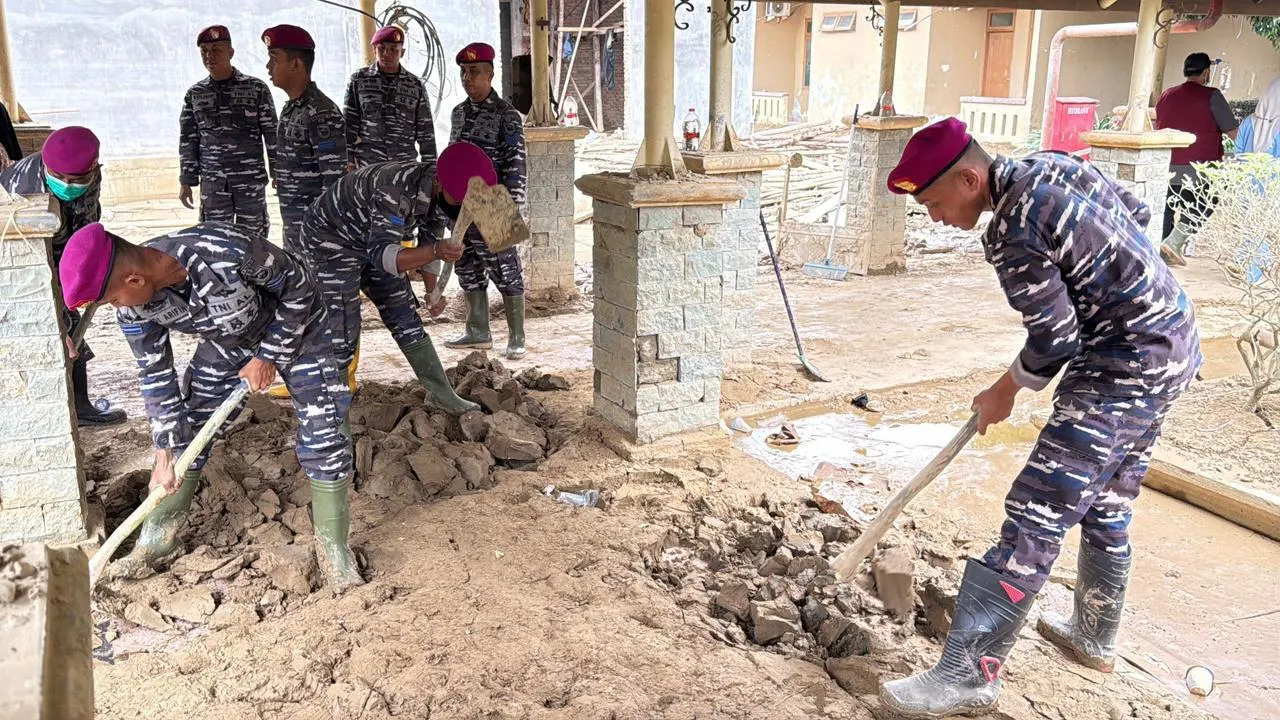 DI ACEH TAMIANG, PRAJURIT MARINIR BERSIHKAN LUMPUR DI SEKOLAH, RSUD, DAN LAPANGAN OLAHRAGA DI ACEH TAMIANG, PRAJURIT MARINIR BERSIHKAN LUMPUR DI SEKOLAH, RSUD, DAN LAPANGAN OLAHRAGA
