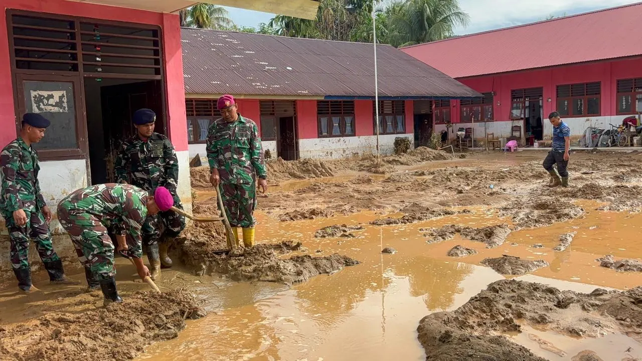 BAHU MEMBAHU PULIHKAN SEKOLAH, PRAJURIT TNI AL BERSIHKAN LUMPUR DI TUKKA TAPANULI TENGAH BAHU MEMBAHU PULIHKAN SEKOLAH, PRAJURIT TNI AL BERSIHKAN LUMPUR DI TUKKA TAPANULI TENGAH