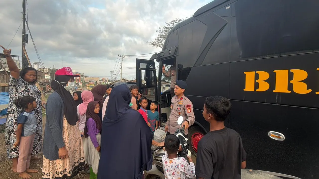Inovatif dan Humanis, Personel Tim Dapur Lapangan dan Water Treatment Antar Anak-Anak Sekolah di Aceh Tamiang