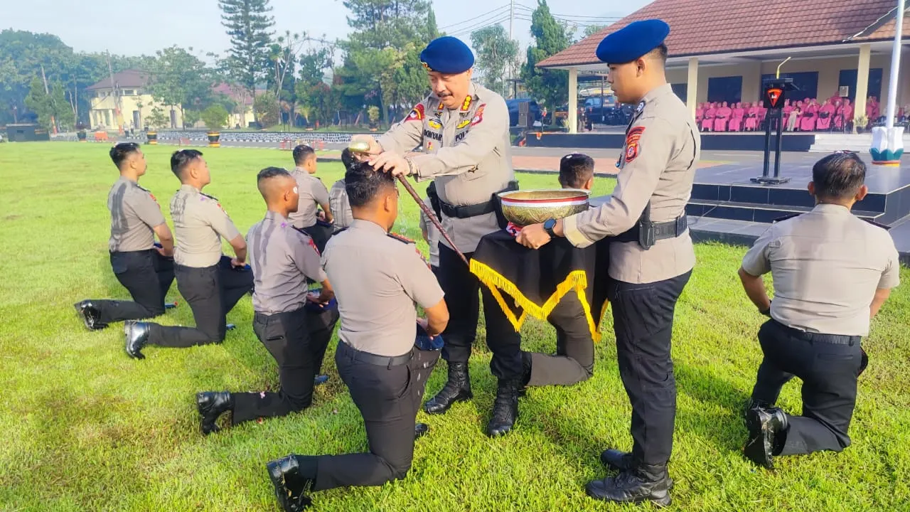 Dansat Brimob Polda Jabar Pimpin Tradisi Kenaikan Pangkat 108 Personel Satbrimob Dansat Brimob Polda Jabar Pimpin Tradisi Kenaikan Pangkat 108 Personel Satbrimob