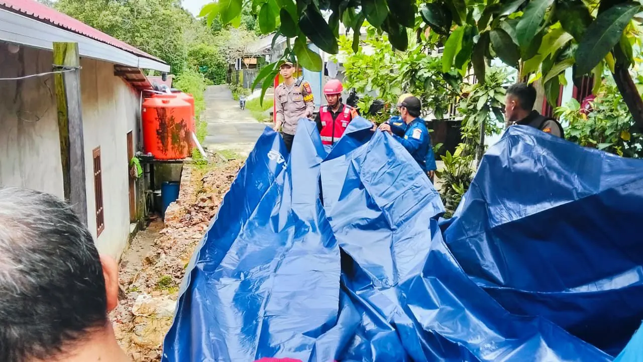 Quick Respons, Brimob Datangi TKP Tanah Longsor di Graha Indah Balikpapan