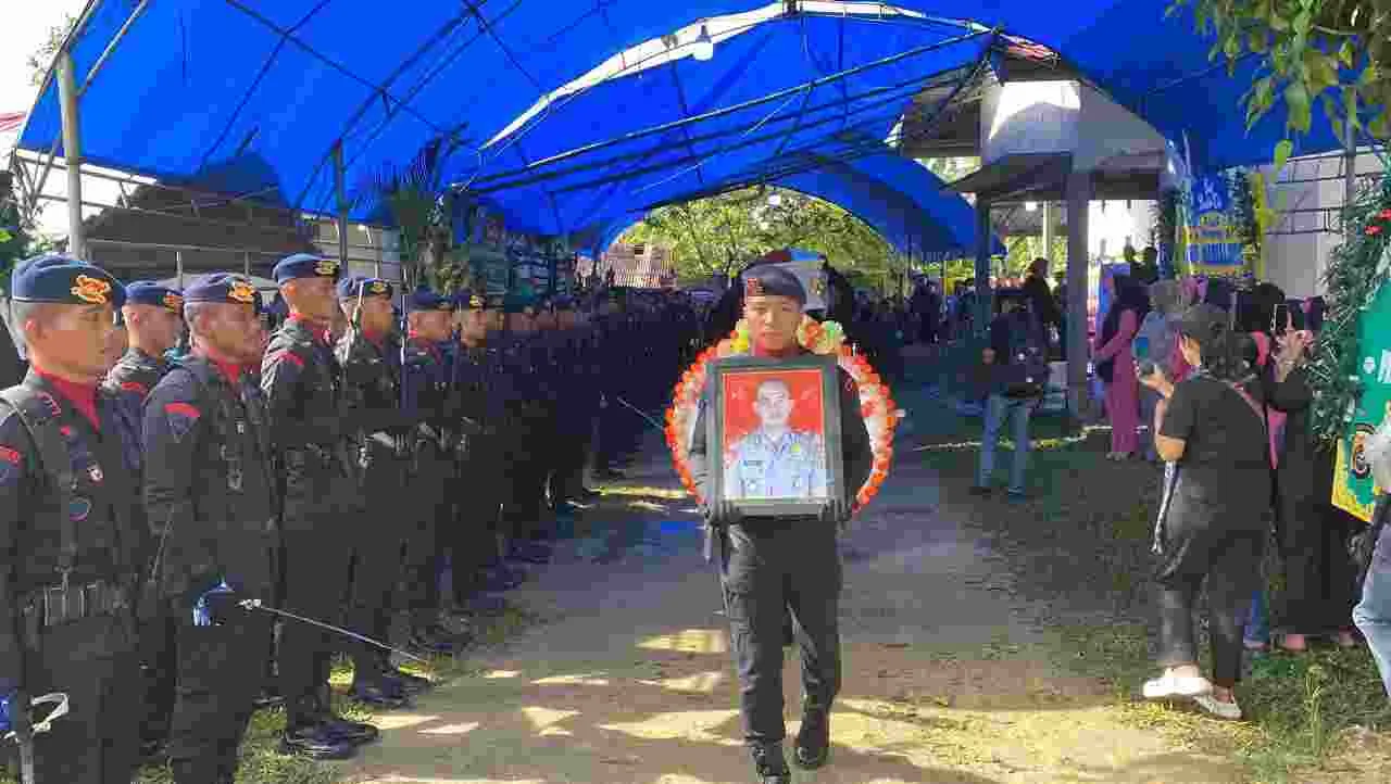 Satbrimob Polda Sultra Gelar Upacara Pelepasan Jenazah AKP Marialdus di Berangkatkan Le Kabupaten mamasa