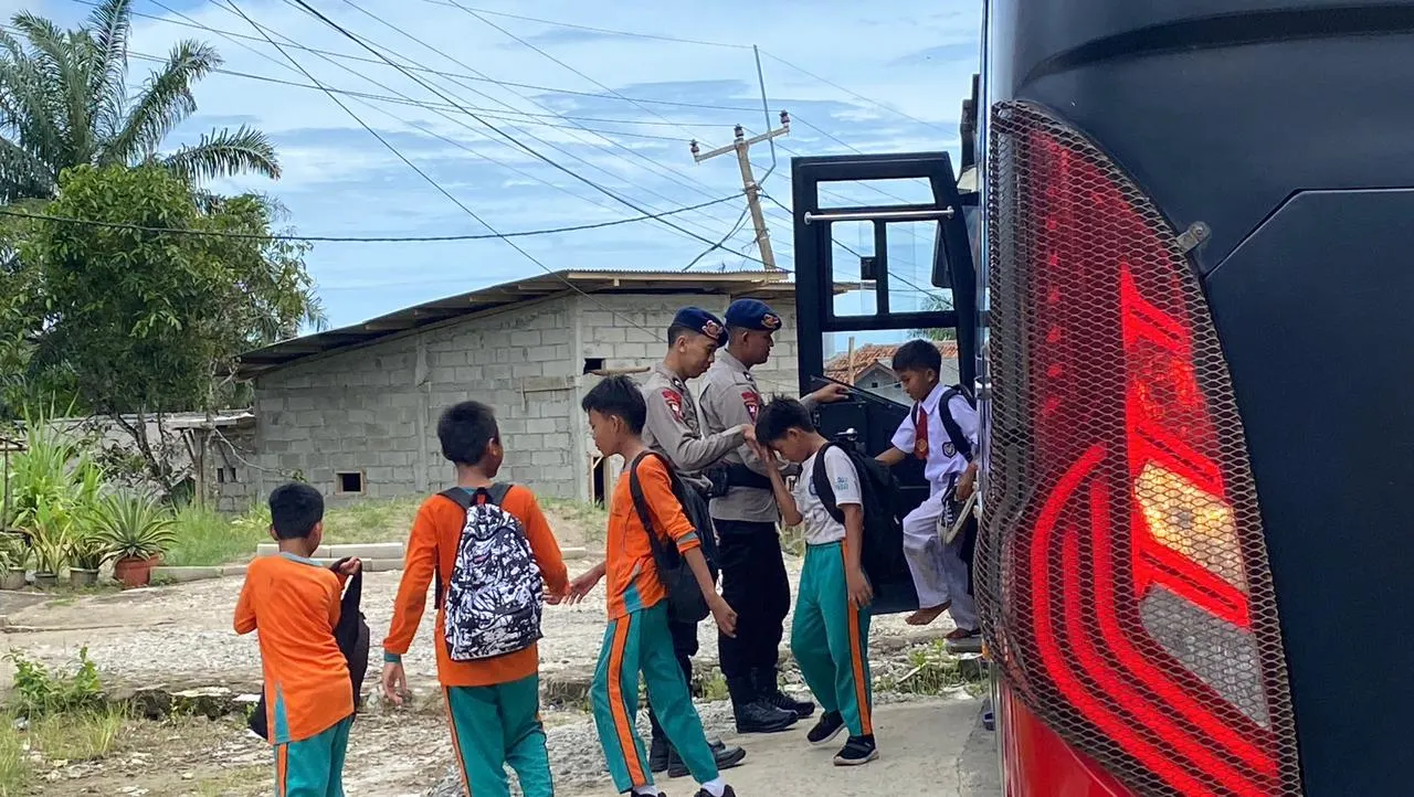 Membantu Pelajar Berangkat Sekolah, Satbrimob Polda Banten Melaksanakan Antar Jemput Bus Sekolah Gratis Kepada Para Pelajar
