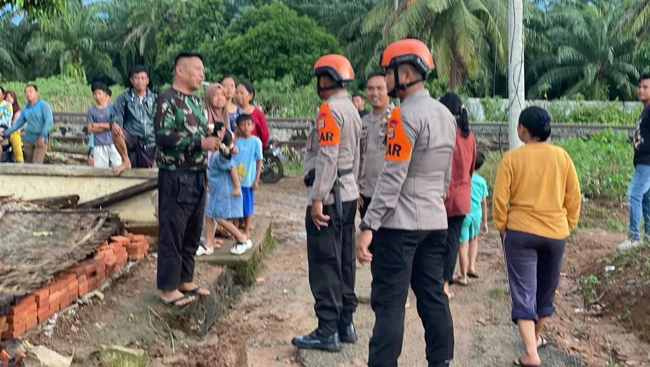 Respon Cepat Brimob Batalyon C Pelopor Bantu Warga Terdampak Angin Puting Beliung di Kecamatan Blambangan Pagar
