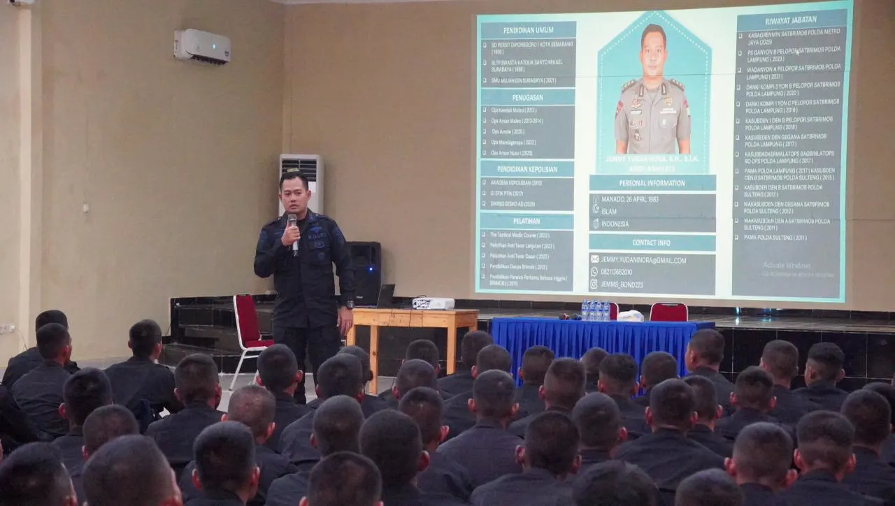 Kabagrenmin Sat Brimob Polda Metro Jaya memberikan Pengarahan Terhadap Bintara Remaja dan Tamtama Remaja