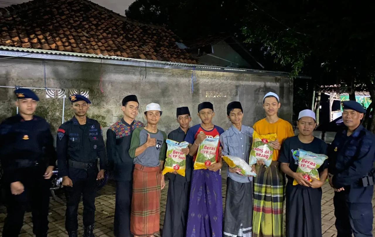 DALAM RANGKA ULANG TAHUN KORPS BRIMOB POLRI KE-80, RESIMEN III PASUKAN PELOPOR MENYANTUNI ANAK YATIM