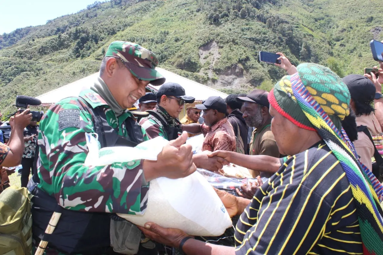TNI-Polri Kawal Ketat Penyaluran Bantuan Pengungsi Kampung Kembru di Puncak Jaya TNI-Polri Kawal Ketat Penyaluran Bantuan Pengungsi Kampung Kembru di Puncak Jaya