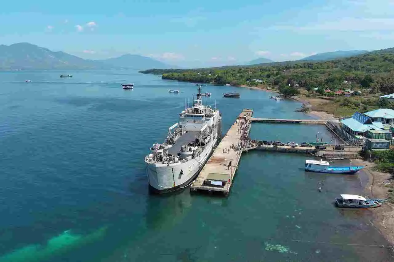 BANTU KETERSEDIAAN AIR BERSIH, KRI TELUK ENDE-517 PEMBAWA MATERIAL PIPA SALURAN AIR TIBA DI FLORES BANTU KETERSEDIAAN AIR BERSIH, KRI TELUK ENDE-517 PEMBAWA MATERIAL PIPA SALURAN AIR TIBA DI FLORES