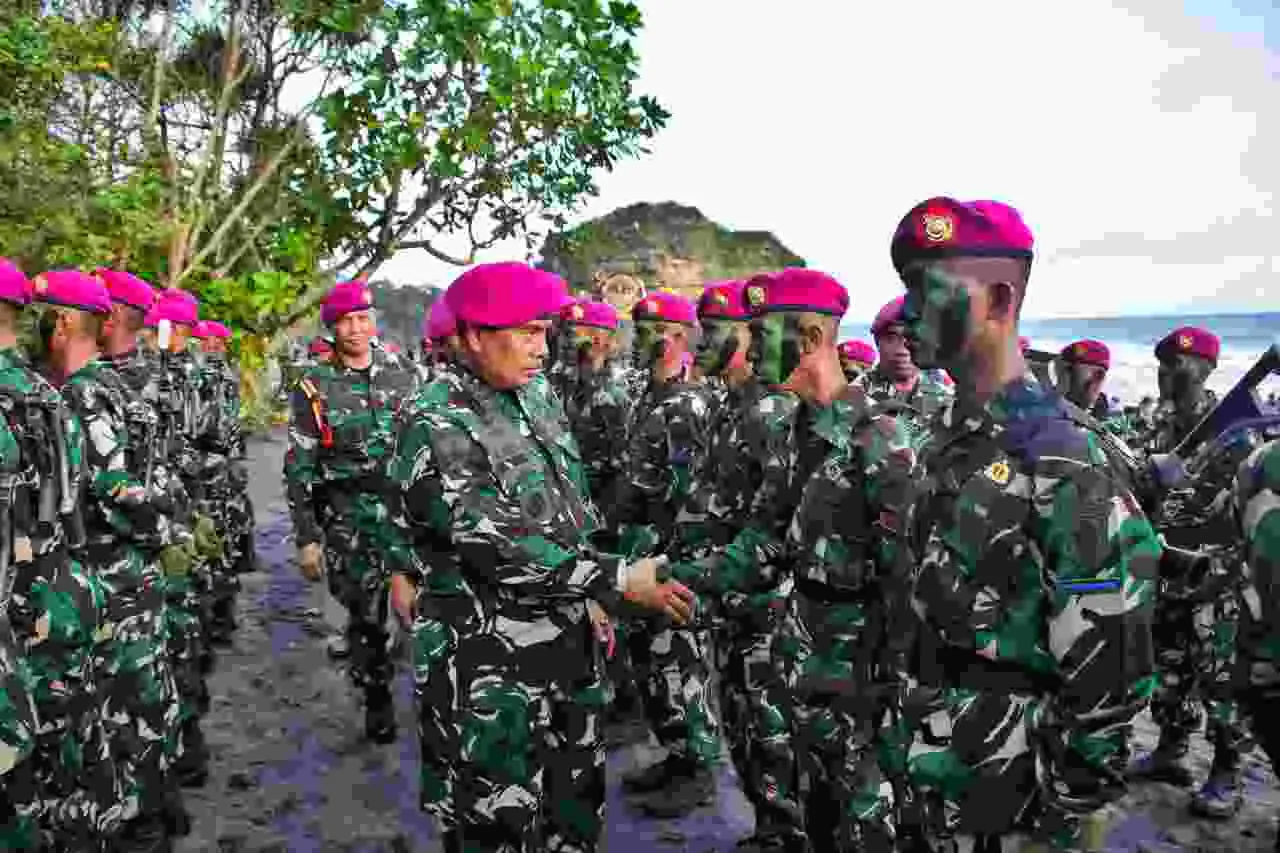 DITEMPA PENDIDIKAN PALING BERAT, 527 PRAJURIT MUDA DISEMATKAN BARET OLEH PANGLIMA MARINIR